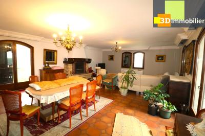 Dole à 15 minutes, dans village sympathique, vends belle et grande propriété avec gîte de 291m² + 55m² , 12 pièces, avec un terrain clos de 17700m² avec étang., 