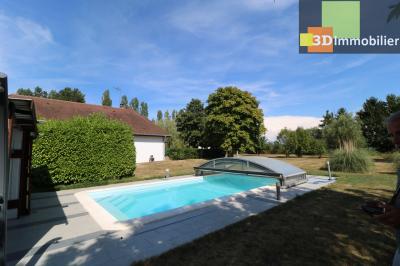 Dole à 15 minutes, dans village sympathique, vends belle et grande propriété avec gîte de 291m² + 55m² , 12 pièces, avec un terrain clos de 17700m² avec étang., 