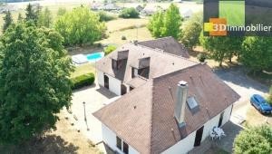 Dole à 15 minutes, dans village sympathique, vends belle et grande propriété avec gîte de 291m² + 55m² , 12 pièces, avec un terrain clos de 17700m² avec étang., 