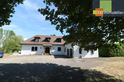 Dole à 15 minutes, dans village sympathique, vends belle et grande propriété avec gîte de 291m² + 55m² , 12 pièces, avec un terrain clos de 17700m² avec étang., 