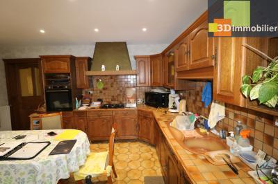Dole à 15 minutes, dans village sympathique, vends belle et grande propriété avec gîte de 291m² + 55m² , 12 pièces, avec un terrain clos de 17700m² avec étang., 