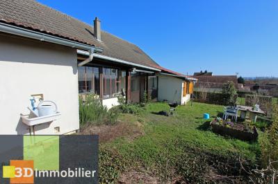 A louer BLETTERANS centre (39), une MAISON MEUBLEE de PLAIN-PIED, 2 CHAMBRES, GARAGE, TERRAIN, 