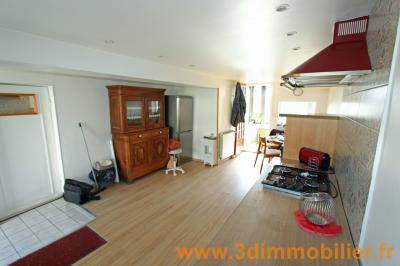 A louer BLETTERANS centre (39), une MAISON MEUBLEE de PLAIN-PIED, 2 CHAMBRES, GARAGE, TERRAIN, 
