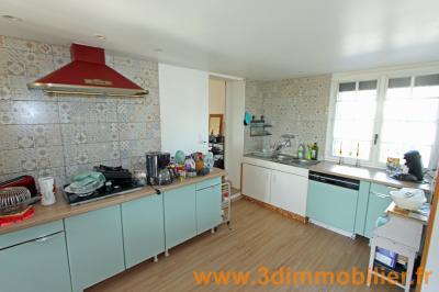 A louer BLETTERANS centre (39), une MAISON MEUBLEE de PLAIN-PIED, 2 CHAMBRES, GARAGE, TERRAIN, 