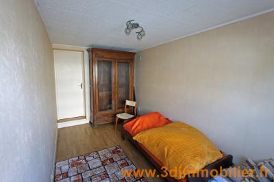 A louer BLETTERANS centre (39), une MAISON MEUBLEE de PLAIN-PIED, 2 CHAMBRES, GARAGE, TERRAIN, 