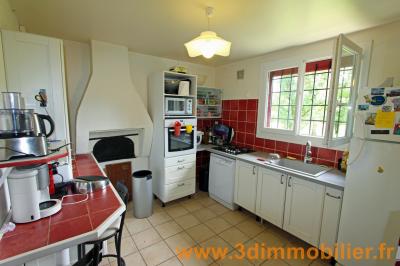 Secteur Chaussin (39 JURA), vends une maison rénovée et un corps de ferme sur 54 656 m² de terrain., CUISINE