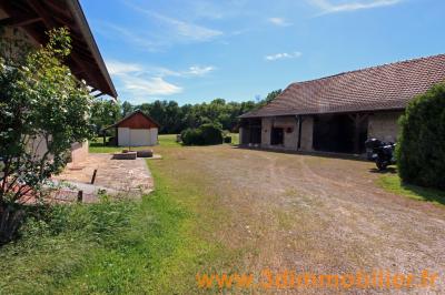 Secteur Chaussin (39 JURA), vends une maison rénovée et un corps de ferme sur 54 656 m² de terrain., COUR INTERIRURE