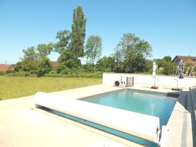 LONS-LE-SAUNIER NORD (39 JURA), À VENDRE MAISON RÉCENTE 160 m², 6 CHAMBRES, 2 GARAGES, PISCINE CHAUFFÉE 8 X 4 M, TERRAIN 1250 M², VUE PISCINE CHAUFFÉE 4 X 8 m