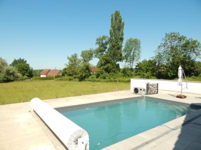 LONS-LE-SAUNIER NORD (39 JURA), À VENDRE MAISON RÉCENTE 160 m², 6 CHAMBRES, 2 GARAGES, PISCINE CHAUFFÉE 8 X 4 M, TERRAIN 1250 M², VUE PISCINE CHAUFFÉE 4 X 8 m