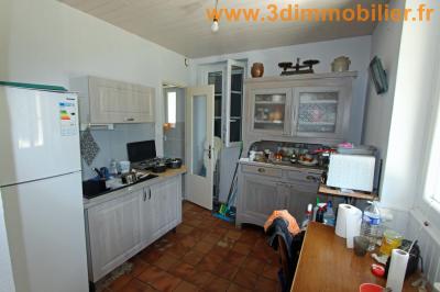 A vendre en viager occupé, une maison en bon état SANS VOISIN de 5 pièces sur 1308 m² de terrain clos., CUISINE