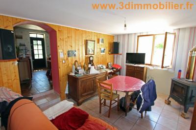 A vendre en viager occupé, une maison en bon état SANS VOISIN de 5 pièces sur 1308 m² de terrain clos., SEJOUR