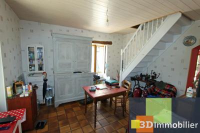 A vendre en viager occupé, une maison en bon état SANS VOISIN de 5 pièces sur 1308 m² de terrain clos., ENTREE