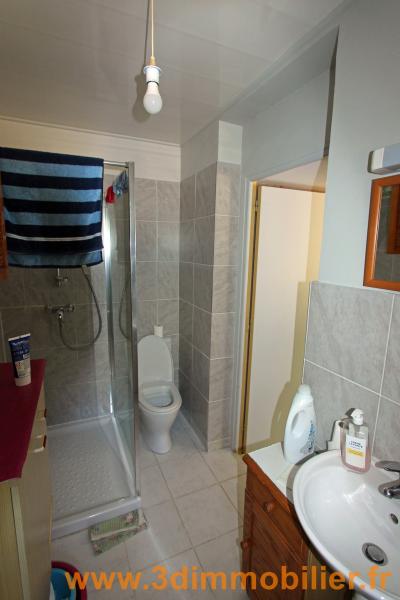 A vendre en viager occupé, une maison en bon état SANS VOISIN de 5 pièces sur 1308 m² de terrain clos., SDE