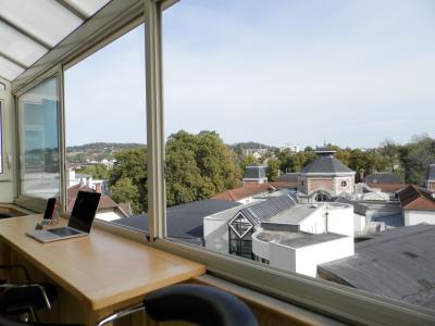 VENTE : LONS-LE-SAUNIER (39 JURA), À VENDRE APPARTEMENT TYPE 3 DE 75.74 M² AVEC LOGGIA, GRENIER ET CAVE, VUE DEPUIS LOGGIA 6.70 M²