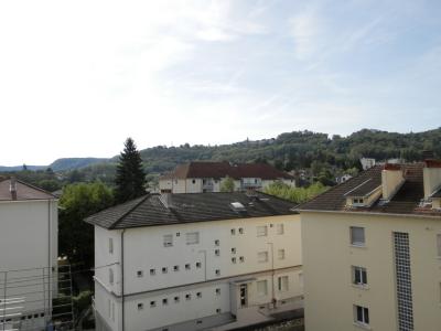 VENTE : LONS-LE-SAUNIER (39 JURA), À VENDRE APPARTEMENT TYPE 3 DE 75.74 M² AVEC LOGGIA, GRENIER ET CAVE, VUE DEPUIS APPARTEMENT
