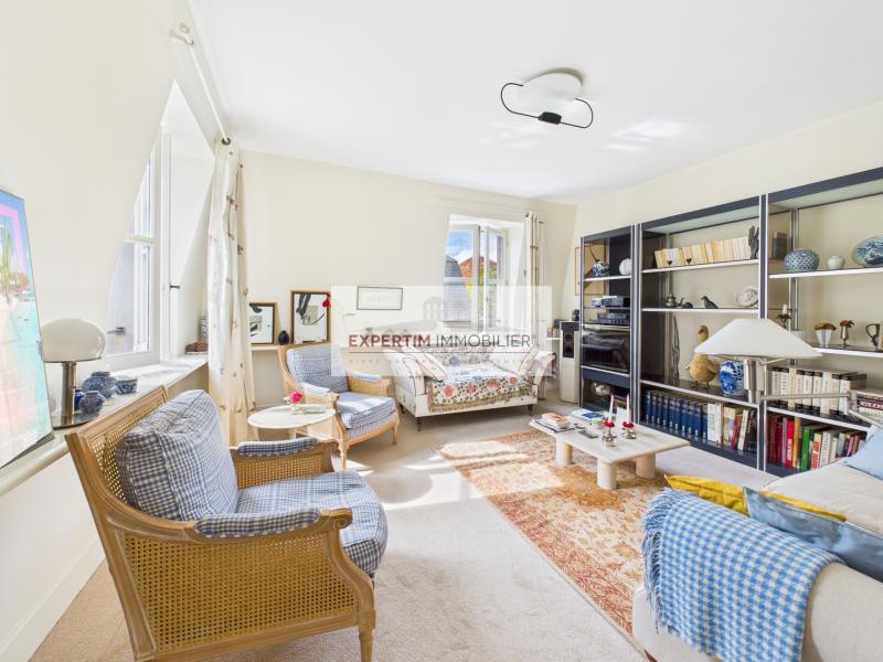 SAINT LOUIS DANS HOTEL PARTICULIER 2/3P DE 74M²  AVEC ASC, PKG ET CAVE