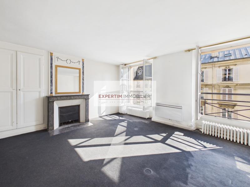 NOTRE DAME, 2P DE 47M² DANS L'ANCIEN PARQUET, CHEMINEES ET BOISERIES