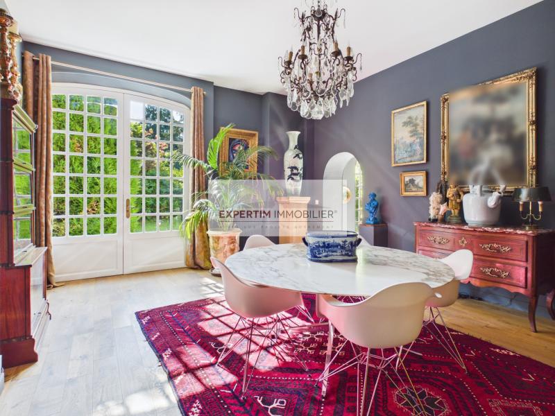 DEMEURE DE CARACTERE DE 240M² DE 5CH AVEC TERRASSE ET JARDIN + PKGS