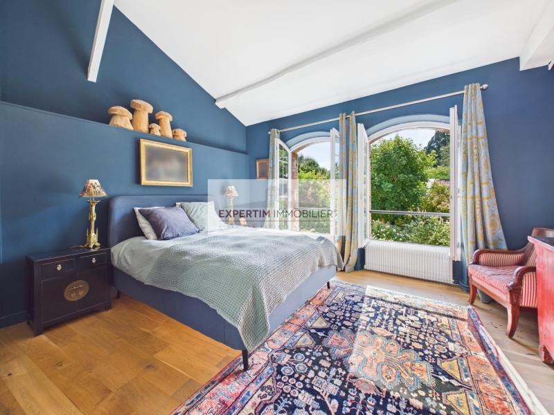 DEMEURE DE CARACTERE DE 240M² DE 5CH AVEC TERRASSE ET JARDIN + PKGS