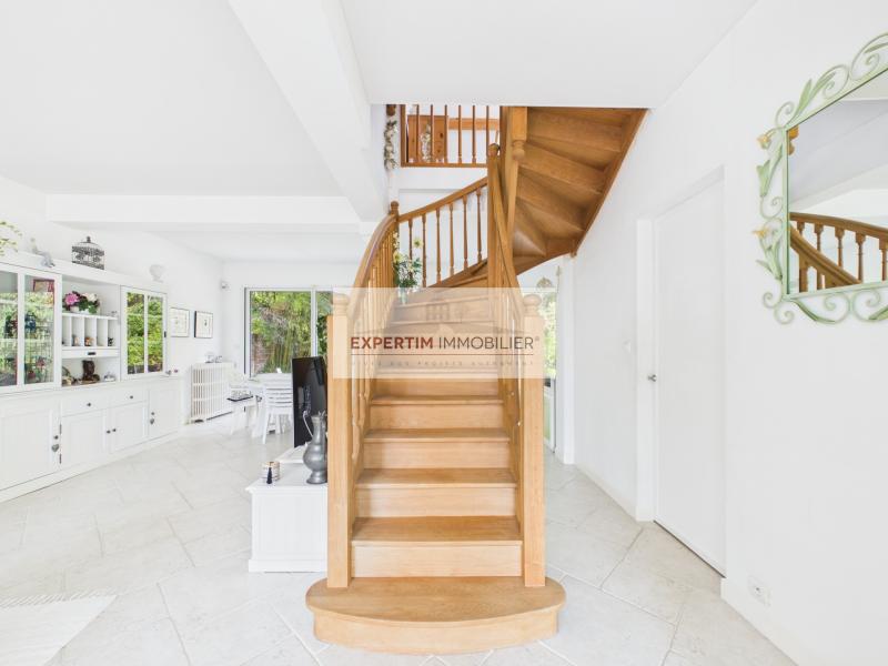 RIVE DROITE, MAISON EN PARFAIT ETAT AVEC TERRASSE ET JARDIN DE 770M²