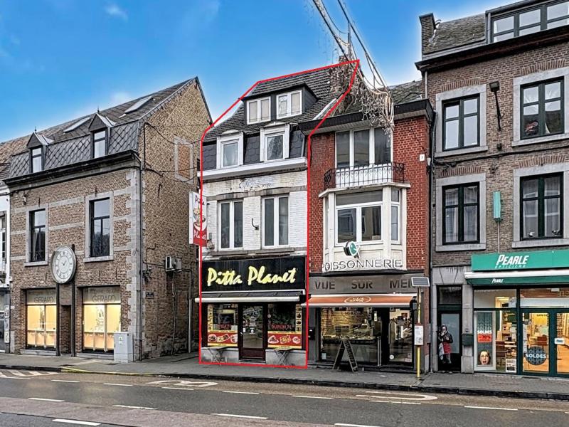 Immeuble mixte avec commerce loué + appartement.