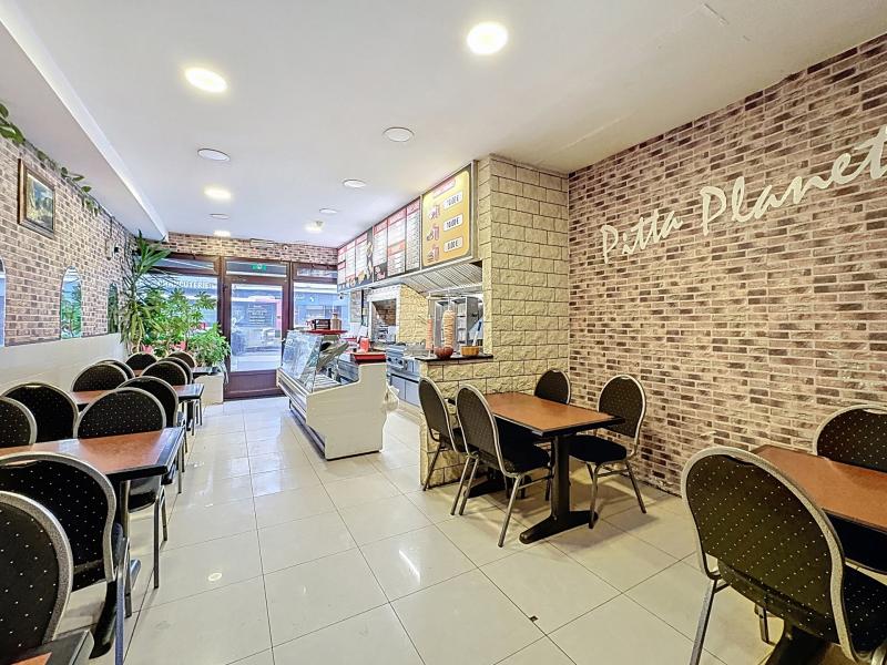 Immeuble mixte avec commerce loué + appartement.