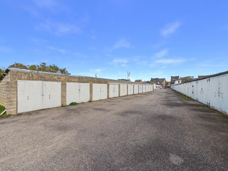 Ensemble immobilier de 99 garages sur ±46 ares
