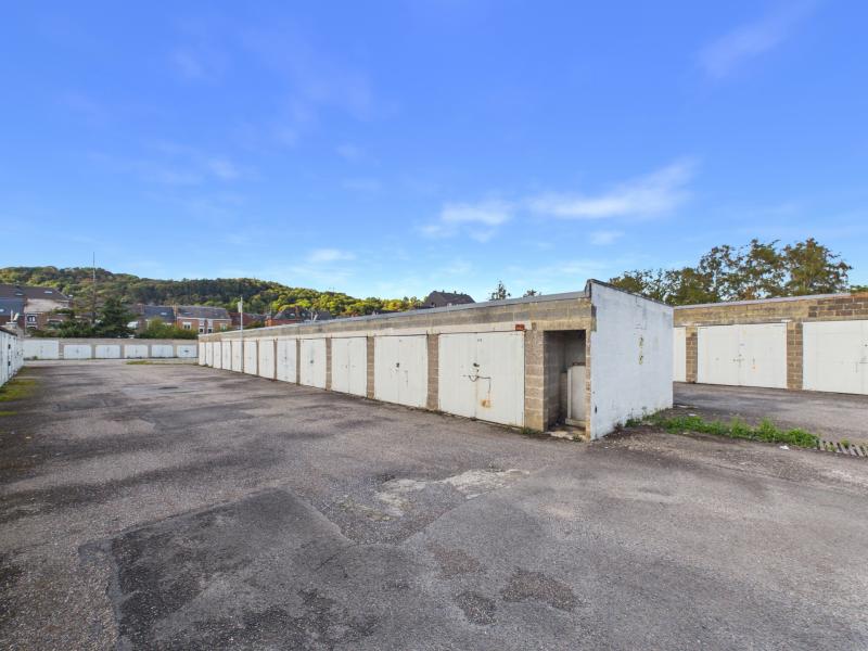 Ensemble immobilier de 99 garages sur ±46 ares
