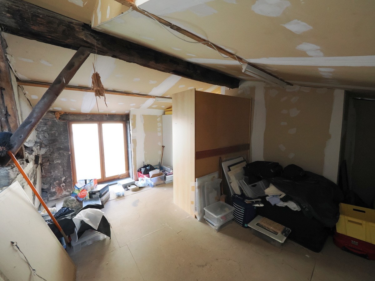 Pièce à terminer pour une deuxième chambre ou bureau