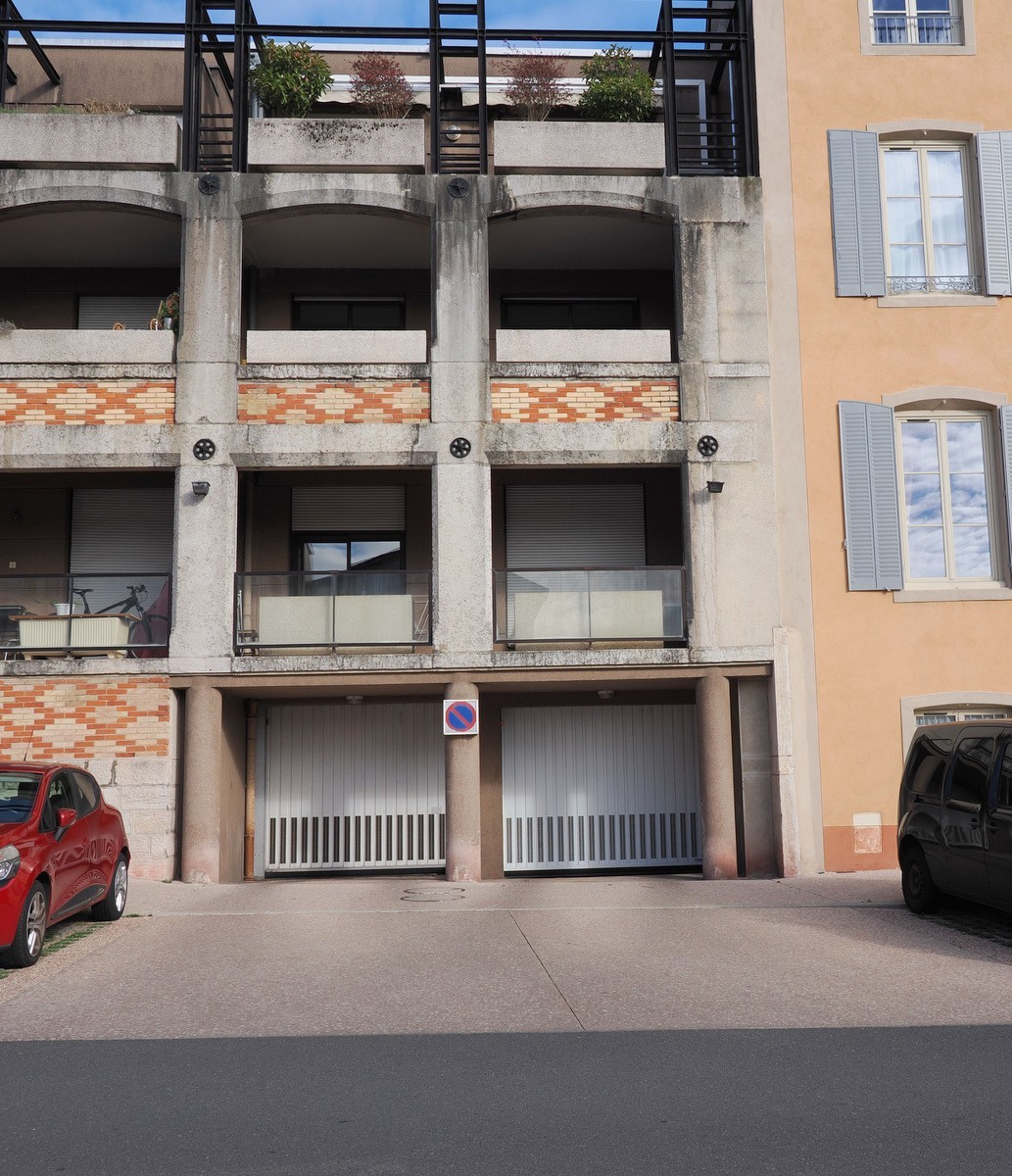 Entrée du parking sous terrain rue Tourneloup . Le bien comprend 1 box fermé pour une voiture .