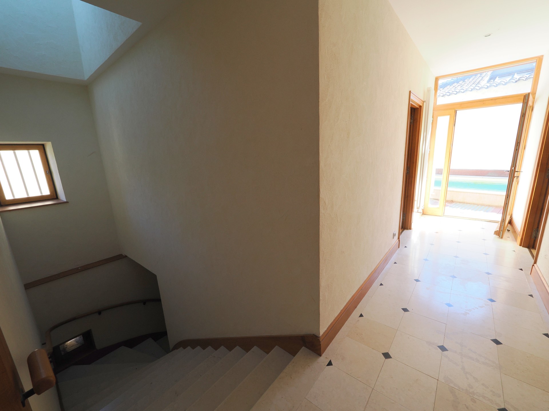 Entrée maison annexe donnant sur la piscine