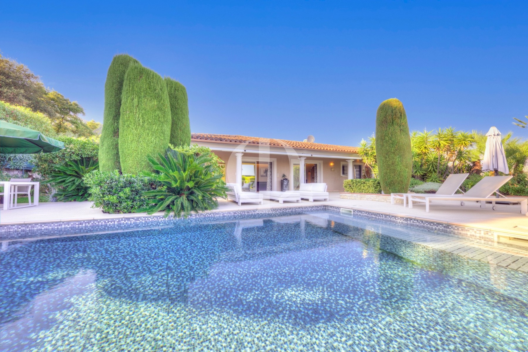 Vente villa St Laurent Du Var Propriété avec maison d'invités dans un